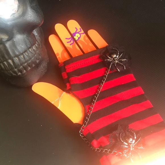 Striped fingerless gloves w/ spiders chain & lace - Picture 3 of 4